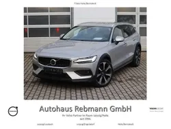 Silver dawn / metallic Gebraucht 2023 Volvo V60 CC Ultimate Kombi | 50.900 €