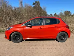 Orange Gebraucht 2017 Peugeot 208 Style Kleinwagen | 9.000 € (Etwas zu teuer)