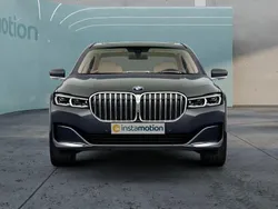 Grau Gebraucht 2022 BMW 750 M Sport Limousine | 57.899 € (Guter Preis)