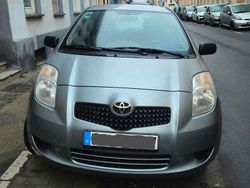 Grau Gebraucht 2008 Toyota Yaris Cool Limousine | 2.500 € (Fairer Preis)