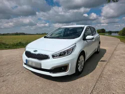 Weiß Gebraucht 2017 Kia Ceed Kleinwagen | 10.000 € (Fairer Preis)