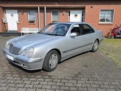 Silber Gebraucht 2002 Mercedes E200 Limousine | 3.100 €