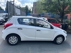 Weiß Gebraucht 2013 Hyundai i20 Edition Limousine | 4.490 € (Fairer Preis)