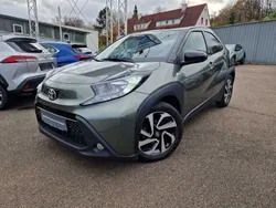 Grün Gebraucht 2023 Toyota Aygo Pulse Kleinwagen | 15.200 € (Fairer Preis)