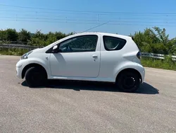 Weiß Gebraucht 2010 Toyota Aygo Kleinwagen | 1.450 € (Guter Preis)