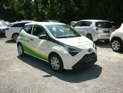 Weiß Gebraucht 2020 Toyota Aygo Kleinwagen | 9.990 € (Fairer Preis)