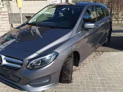 Mountaingrau met. Gebraucht 2017 Mercedes B180 Edition Van / Kleinbus | 20.490 € (Fairer Preis)