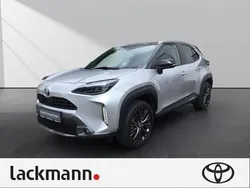 Shimmering silver metallic, dach schwarz Gebraucht 2022 Toyota Yaris Hybrid Advance | 26.990 € (Etwas zu teuer)