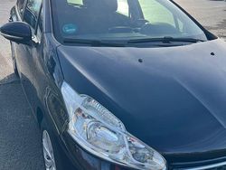 Blau Gebraucht 2015 Peugeot 208 Access Kleinwagen | 6.200 € (Fairer Preis)