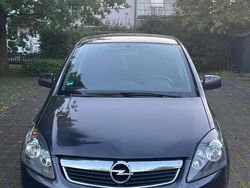Grau Gebraucht 2010 Opel Zafira Edition Van / Kleinbus | 2.200 € (Guter Preis)