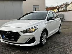 Weiß Gebraucht 2018 Hyundai i30 Trend Limousine | 10.990 € (Guter Preis)