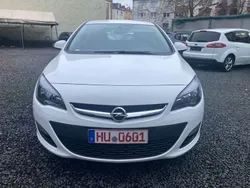 Weiß Gebraucht 2015 Opel Astra Edition Limousine | 7.990 € (Guter Preis)