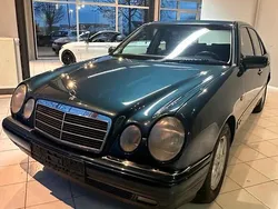 Grün Gebraucht 1998 Mercedes E220 Limousine | 2.490 €