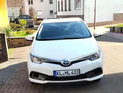 Weiß Gebraucht 2015 Toyota Auris Design Limousine | 8.500 € (Fairer Preis)