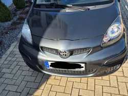 Grau Gebraucht 2011 Toyota Aygo Kleinwagen | 3.400 € (Fairer Preis)
