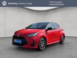 Tokio fusion rot metallic, dach schwarz Gebraucht 2021 Toyota Yaris Hybrid Edition | 17.880 € (Superpreis)