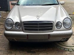 Beige Gebraucht 1998 Mercedes E280 Limousine | 2.750 € (Superpreis)