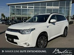 Weiß Gebraucht 2014 Mitsubishi Outlander P-HEV Plus SUV | 10.900 € (Fairer Preis)
