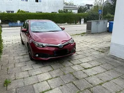 Rot Gebraucht 2017 Toyota Auris Hybrid Edition-S Limousine | 12.500 € (Guter Preis)
