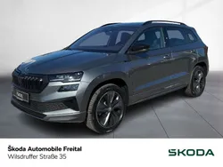 Graphitegrau metallic Neu 2025 Skoda Karoq SportLine SUV | 43.950 € (Fairer Preis)