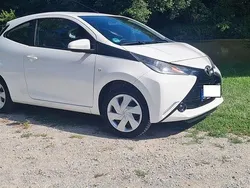 Weiß Gebraucht 2016 Toyota Aygo X-play Kleinwagen | 7.200 € (Fairer Preis)