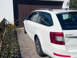 Weiß Gebraucht 2013 Skoda Octavia Kombi | 6.500 € (Etwas zu teuer)