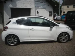 Weiß Gebraucht 2012 Peugeot 208 Allure Kleinwagen | 5.890 € (Guter Preis)