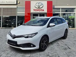 Schneeweiß Gebraucht 2018 Toyota Auris Touring Sports Team Kombi | 13.990 € (Etwas zu teuer)