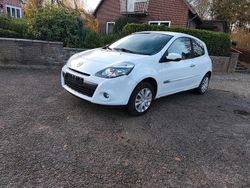 Weiß Gebraucht 2010 Renault Clio II Kleinwagen | 2.800 €
