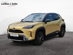 Warm gold metallic, dach schwarz Gebraucht 2021 Toyota Yaris Hybrid Advance | 25.480 € (Etwas zu teuer)