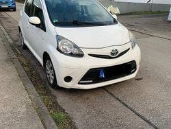 Weiß Gebraucht 2012 Toyota Aygo Kleinwagen | 3.800 € (Guter Preis)