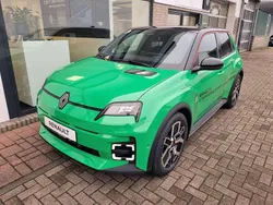Pop green, dach black pearl Neu 2024 Renault R5 Komfort Kleinwagen | 31.300 € (Guter Preis)
