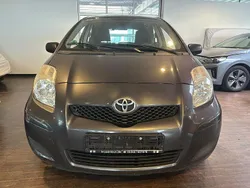 Grau Gebraucht 2011 Toyota Yaris Cool Kleinwagen | 2.490 € (Fairer Preis)