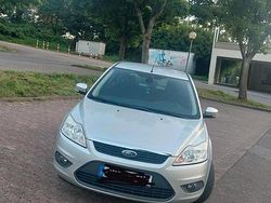 Grau Gebraucht 2009 Ford Focus Kombi | 2.750 €