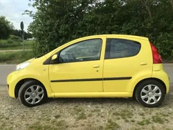 Gelb Gebraucht 2009 Peugeot 107 Kleinwagen | 889 € (Guter Preis)