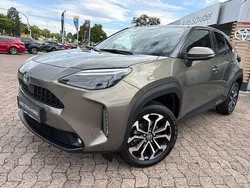 Manganbronze metallic Gebraucht 2023 Toyota Yaris Hybrid Connect Style | 24.440 € (Fairer Preis)