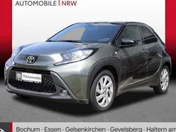 Cardamon green metallic/ night sky black Gebraucht 2022 Toyota Aygo Pulse Kleinwagen | 15.449 € (Fairer Preis)