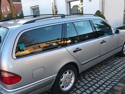 Grau Gebraucht 1998 Mercedes E240 Classic Kombi | 4.200 €