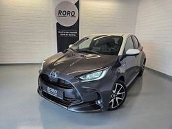 Grau Gebraucht 2021 Toyota Yaris Hybrid Club Limousine | 18.950 € (Fairer Preis)