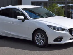 Weiß Gebraucht 2015 Mazda 3 Center-Line Limousine | 11.900 € (Fairer Preis)