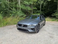 Grau Gebraucht 2021 Volvo V60 R-Design Kombi | 27.900 € (Etwas zu teuer)
