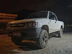 Weiß Gebraucht 2001 Toyota HiLux Abholung | 11.300 €