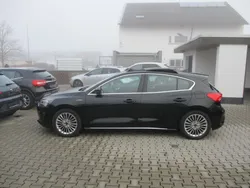 Schwarz Gebraucht 2020 Ford Focus Vignale Limousine | 17.599 € (Fairer Preis)