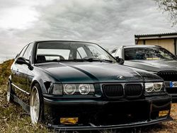 Grün Gebraucht 1994 BMW 318 Limousine | 3.000 €