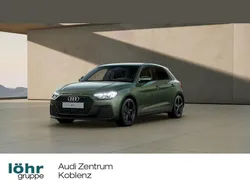 Distriktgrün metallic Neu 2025 Audi A1 Sportback Sport Kleinwagen | 30.980 € (Etwas zu teuer)