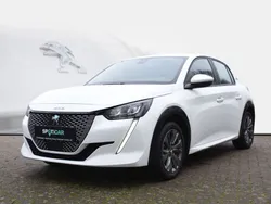 Lack weiss banquise/typ aussen Gebraucht 2021 Peugeot e-208 Active Kleinwagen | 14.390 € (Fairer Preis)