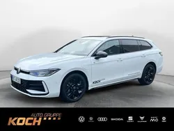 Pure white Gebraucht 2024 VW Passat R-line Kombi | 54.490 €