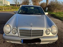 Silber Gebraucht 1997 Mercedes E200 Limousine | 1.999 € (Superpreis)