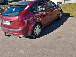 Rot Gebraucht 2004 Ford Focus Ghia Limousine | 900 € (Guter Preis)