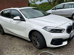 Weiß Gebraucht 2022 BMW 118 Sport Line Kleinwagen | 23.000 € (Fairer Preis)